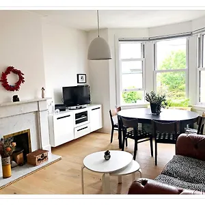 Spacious And Modern 2 Bedroom Flat Near The Centre Edinburgh